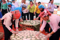 Với một khoảng thời gian nhất định nhiều đội đã cho ra hàng chục chiếc bánh dày vừa tròn, mịn thơm ngon. (Ảnh: Quý Trung/TTXVN)
