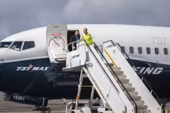 Giám đốc điều hành (CEO) hãng Boeing Dennis Muilenburg thị sát buổi kiểm tra phi công về việc cập nhật phần mềm MCAS của máy bay 737 MAX 7 tại Seattle, Mỹ ngày 3/4/2019. (Nguồn: AFP/TTXVN)