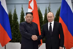 Toàn cảnh cuộc hội đàm mở rộng giữa phái đoàn Nga do Tổng thống Vladimir Putin (phải) đứng đầu và phái đoàn Triều Tiên do nhà lãnh đạo Kim Jong-un (thứ 2, trái) đứng đầu trên đảo Russky, Vladivostok, Nga, ngày 25/4/2019. (Ảnh: AFP/ TTXVN)