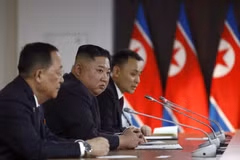 Nhà lãnh đạo Triều Tiên Kim Jong-un (thứ 2, trái) trong cuộc gặp Tổng thống Nga Vladimir Putin tại Trường Đại học Liên bang Viễn Đông ở Vladivostok ngày 25/4/2019. (Ảnh: AFP/TTXVN)