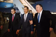 Ngoại trưởng Mỹ Mike Pompeo (phải) cùng quyền trợ lý Ngoại trưởng phụ trách các vấn đề Cận Đông David Satterfield (trái) tại Baghdad, Iraq ngày 7/5/2019. (Ảnh: AFP/TTXVN)