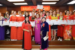 Các Hội viên tiêu biểu nhận Giấy khen của Tổng Lãnh sự. (Nguồn: Xuân Tuấn/Hoài Nam)
