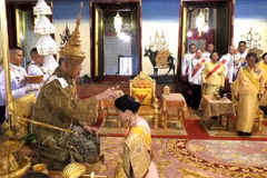 Nhà vua Thái Lan Maha Vajiralongkorn - Rama X (trái) và Hoàng hậu Suthida (giữa) thực hiện một nghi thức trong Lễ Đăng quang ở thủ đô Bangkok ngày 4/5/2019. (Ảnh: AFP/TTXVN)