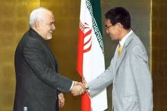 Ngoại trưởng Nhật Bản Taro Kono (phải) và Ngoại trưởng Iran Mohammad Javad Zarif (trái) tại cuộc gặp ở Yokohama, Nhật Bản, ngày 27/8. (Ảnh: Kyodo/TTXVN)