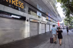 Doanh số bán lẻ tại Hong Kong đang sụt giảm vô cùng nhanh chóng. (Nguồn: Bloomberg)