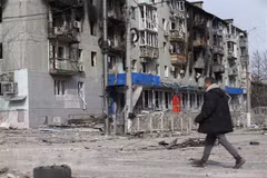 Tòa nhà bị hư hại do xung đột tại Mariupol (Ukraine), ngày 17/4/2022. (Ảnh: THX/TTXVN)