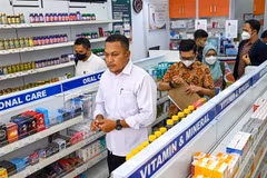 Nhà chức trách kiểm tra thuốc siro ho tại một hiệu thuốc ở Banda Aceh (Indonesia), ngày 24/10/2022. (Ảnh: AFP/TTXVN)