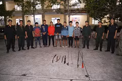 Các đối tượng và hung khí tại cơ quan công an. (Nguồn: Sóc Trăng Online/Ảnh chụp màn hình)
