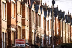 Nhà ở trên khu phố ở Oxford (Anh) ngày 30/1/2023. (Ảnh: AFP/TTXVN)