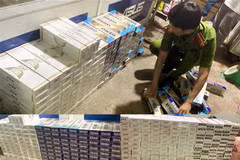 Số thuốc lá ngoại nhập lậu bị lực lượng Công an phát hiện và thu giữ. (Ảnh: TTXVN phát)