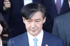 Cựu Bộ trưởng Tư pháp Cho Kuk rời khỏi văn phòng tại Gwacheon, phía nam Seoul ngày 14/10/2019. (Ảnh: Yonhap/TTXVN)