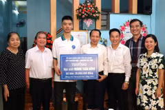 Phó Chủ tịch Ủy ban Nhân dân tỉnh Hà Giang Trần Đức Quý trao thưởng cho em Hoàng Tuấn Dũng. (Ảnh: Minh Tâm/TTXVN)