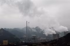 Khí thải phát ra từ nhà máy điện than ở Quý Châu (Trung Quốc). (Ảnh: AFP/TTXVN)