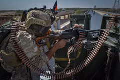 Lực lượng an ninh gác bên ngoài trụ sở của UNAMA tại Herat (Afghanistan), ngày 31/7/2021. (Ảnh: AFP/TTXVN)