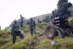 Các tay súng M23 gác tại Bunagana (Cộng hòa Dân chủ Congo). (Ảnh: AFP/TTXVN)