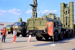 Hệ thống phòng không S-400 Triumf hiện đại của quân đội Nga, được xuất khẩu sang các nước Trung Quốc, Ấn Độ và Thổ Nhĩ Kỳ. (Ảnh: Trần Hiếu/TTXVN)