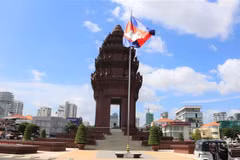 Đài Độc lập ở trung tâm Thủ đô Phnom Penh (Campuchia), sáng 5/8/2023 - thời điểm công bố kết quả chính thức cuộc bầu cử Quốc hội Campuchia khóa VII. (Ảnh: Hoàng Minh/TTXVN)