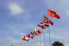 Quốc kỳ các nước tham dự ASEAN Para Games 12. (Ảnh: Hoàng Minh/TTXVN)