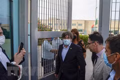 Cựu thủ hiến vùng Catalonia ông Carles Puigdemont (giữa) được trả tự do tại Sassari, đảo Sardinia (Italy), ngày 24/9/2021. (Ảnh: AFP/TTXVN))