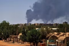 Khói bốc lên trong cuộc giao tranh tại Khartoum (Sudan), ngày 1/5/2023. (Ảnh: AFP/TTXVN)