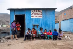 Phụ nữ và trẻ em tại Carabayllo, ngoại ô Lima (Peru). (Ảnh: AFP/TTXVN)