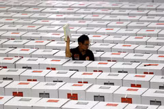 Các hòm phiếu được chuẩn bị tại một địa điểm ở Jakarta (Indonesia), trước khi được đưa đến các điểm bỏ phiếu, hồi tháng 4/2019. (Nguồn: Reuters)