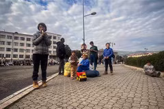 Người dân chờ sơ tán khỏi thành phố Stepanakert, Nagorny-Karabakh ngày 26/9/2023. (Ảnh: AFP/TTXVN)