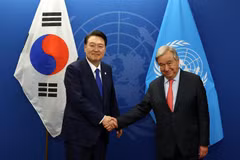 Tổng thư ký Liên hợp quốc Antonio Guterres (phải) và Tổng thống Hàn Quốc Yoon Suk Yeol tại cuộc gặp ở New York (Mỹ), ngày 19/9/2023. (Ảnh: Yonhap/TTXVN)