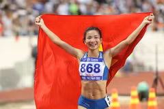 Nguyễn Thị Oanh vui mừng khi giành tấm huy chương Vàng cá nhân thứ ba tại SEA Games 31, chiều 15/5/2022 trên sân vận động quốc gia Mỹ Đình. (Ảnh Quang Hà/TTXVN)