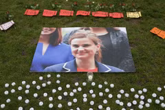 Chân dung nữ nghị sỹ Jo Cox được đặt tại một điểm tưởng niệm bà. (Nguồn: AFP)