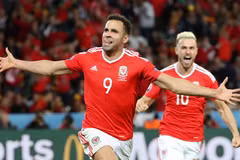 Hal Robson-Kanu (trái) tác giả bàn thắng nâng tỷ số lên 2-1 cho Xứ Wales trước đội Bỉ trong lượt trận tứ kết EURO 2016, ngày 1/7. (Nguồn: EPA/TTXVN)