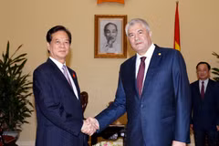 Thủ tướng Nguyễn Tấn Dũng tiếp Bộ trưởng Bộ Nội vụ Liên bang Nga Vladimir Kolokoltsev. (Ảnh: Đức Tám/TTXVN)