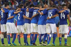Các cầu thủ Italy thể hiện sự đoàn kết trong loạt đá luân lưu. (Nguồn: Getty)