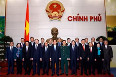 Thủ tướng Nguyễn Tấn Dũng chụp ảnh chung với các thành viên Chính phủ tại phiên họp Chính phủ tháng 3. (Ảnh: Đức Tám/TTXVN)