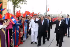 Tổng Bí thư Nguyễn Phú Trọng và Tổng Bí thư, Chủ tịch nước Lào Bounnhang Volachith vẫy chào nhân dân thủ đô Hà Nội. (Ảnh: Trí Dũng/TTXVN)