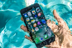 Chuyện gì xảy ra khi ngâm iPhone 7 trong nước sôi và Coca lạnh?