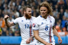Cầu thủ Birkir Bjarnason (phải) ăn mừng khi ghi bàn rút ngắn tỷ số xuống 2-5 cho Iceland vào lưới đội tuyển Pháp. (Nguồn: EPA/TTXVN)