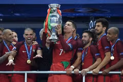 Cristiano Ronaldo (giữa) cùng các đồng đội trong niềm vui chiến thắng khi nâng cao chiếc cúp vô địch EURO 2016. (Nguồn: AFP/TTXVN)