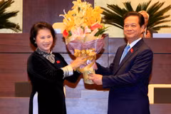 Chủ tịch Quốc hội Nguyễn Thị Kim Ngân tặng hoa Thủ tướng Nguyễn Tấn Dũng sau khi được Quốc hội thông qua Nghị quyết miễn nhiệm chức vụ Thủ tướng Chính phủ. (Ảnh: Thống Nhất/TTXVN)