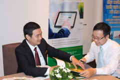 Khách hàng làm việc tại OCB. (Nguồn: OCB)