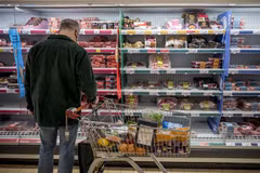 Khách hàng mua sắm tại siêu thị Sainsbury's ở Walthamstow, đông London, Anh. (Ảnh: AFP/TTXVN)
