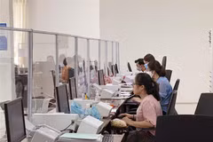 Cán bộ Trung tâm phục vụ hành chính công tỉnh Ninh Thuận giải quyết hồ sơ, thủ tục cho người dân và doanh nghiệp. (Ảnh: Công Thử/TTXVN)