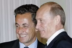Tổng thống Nga Vladimir Putin và cựu Tổng thống Pháp Nicolas Sarkozy. (Nguồn: Tân Hoa Xã)