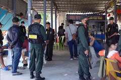 Gần 100 cán bộ, chiến sỹ tham gia bắt giữ các đối tượng có liên quan. (Nguồn: Báo Bình Thuận)