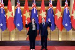Chủ tịch Quốc hội Trần Thanh Mẫn đón Chủ tịch Thượng viện Australia Sue Lines. (Ảnh: Thống Nhất/TTXVN)