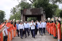 Chủ tịch nước Tô Lâm thăm làng cổ Đường Lâm. (Ảnh: Nhan Sáng/TTXVN)