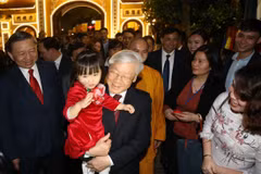 Tổng Bí thư, Chủ tịch nước Nguyễn Phú Trọng thăm hỏi Nhân dân vui Xuân đón Giao thừa Tết Kỷ Hợi quanh khu vực Hồ Tây, Hà Nội, ngày 4/2/2019. (Ảnh: Lâm Khánh/TTXVN)