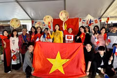 Đoàn Việt Nam tham dự Ngày hội Cuối tuần Pháp ngữ 2024 ở thành phố Yèbles. (Ảnh: Nguyễn Thu Hà/TTXVN)