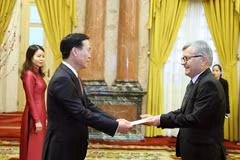 Chủ tịch nước Võ Văn Thưởng tiếp nhận Quốc thư của Đại sứ Ba Lan Aleksander Surdej. (Ảnh: Thống Nhất/TTXVN)