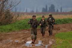Binh sỹ Israel tuần tra gần Kfar Blum, giáp giới với Liban ngày 25/1/2024. (Ảnh: AFP/TTXVN)